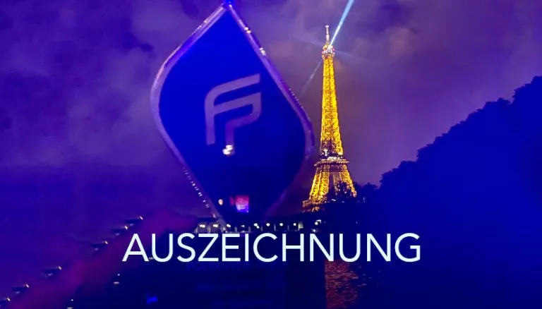 Award in front of Eiffelturm in Paris