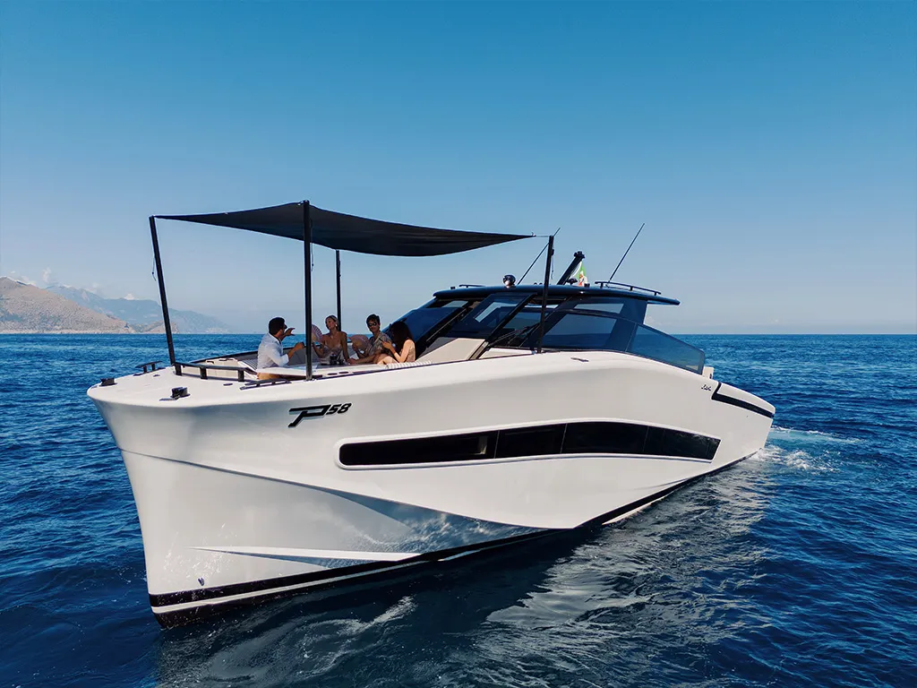 The perfect mix of functionality and style: innovative, muscular lines, at the same time light and slim.