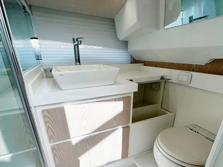 Fiart Seawalker 35 Bathroom